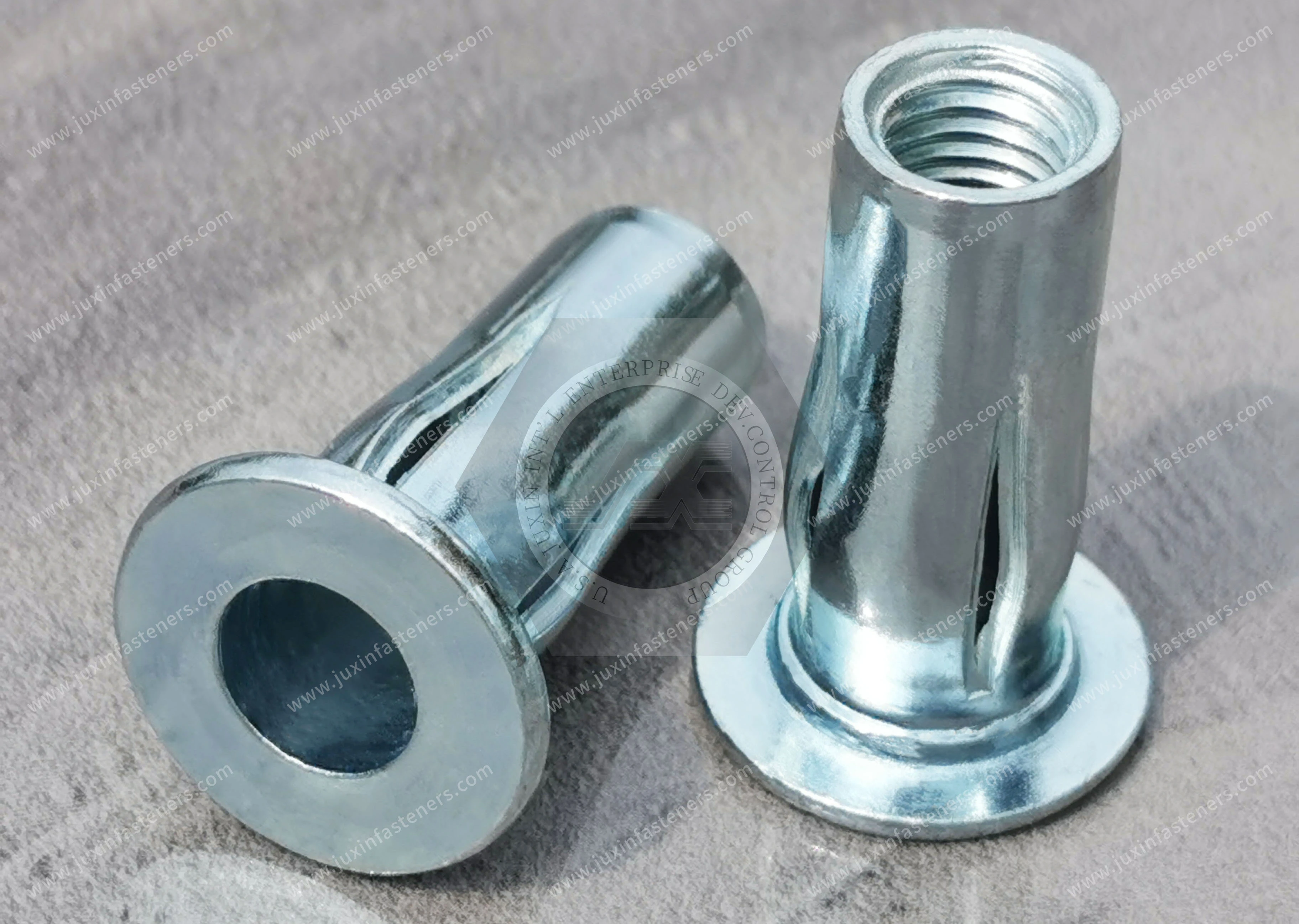 Tuerca remachable ciega, de acero, cabeza plana, cuerpo ranurado, extremo abierto, cincado transparente, para pl&aacute;sticos y materiales compuestos