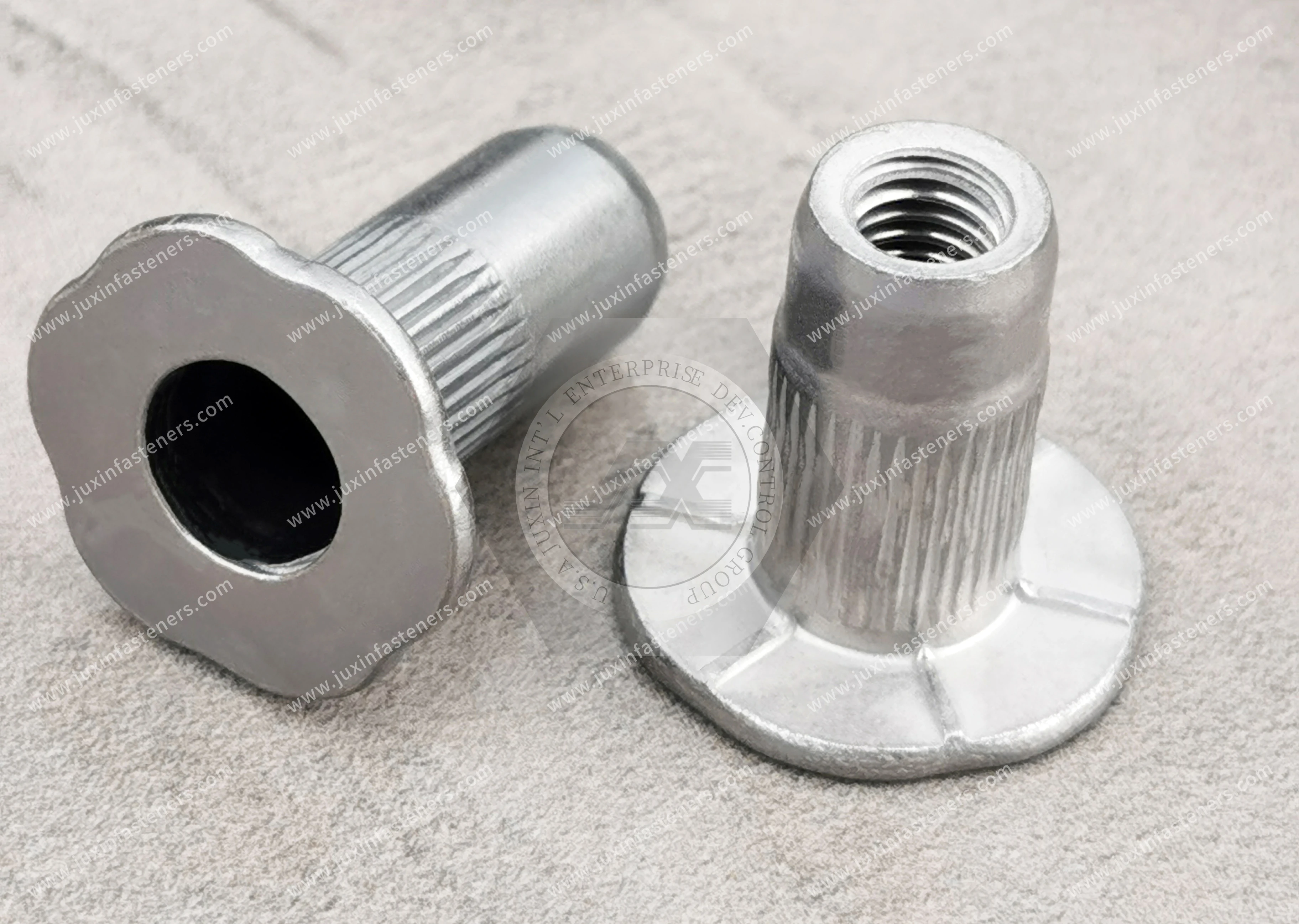 Tuerca remachable ciega, de acero, cabeza plana, cuerpo moleteado, extremo abierto, recubrimiento de zinc-n&iacute;quel