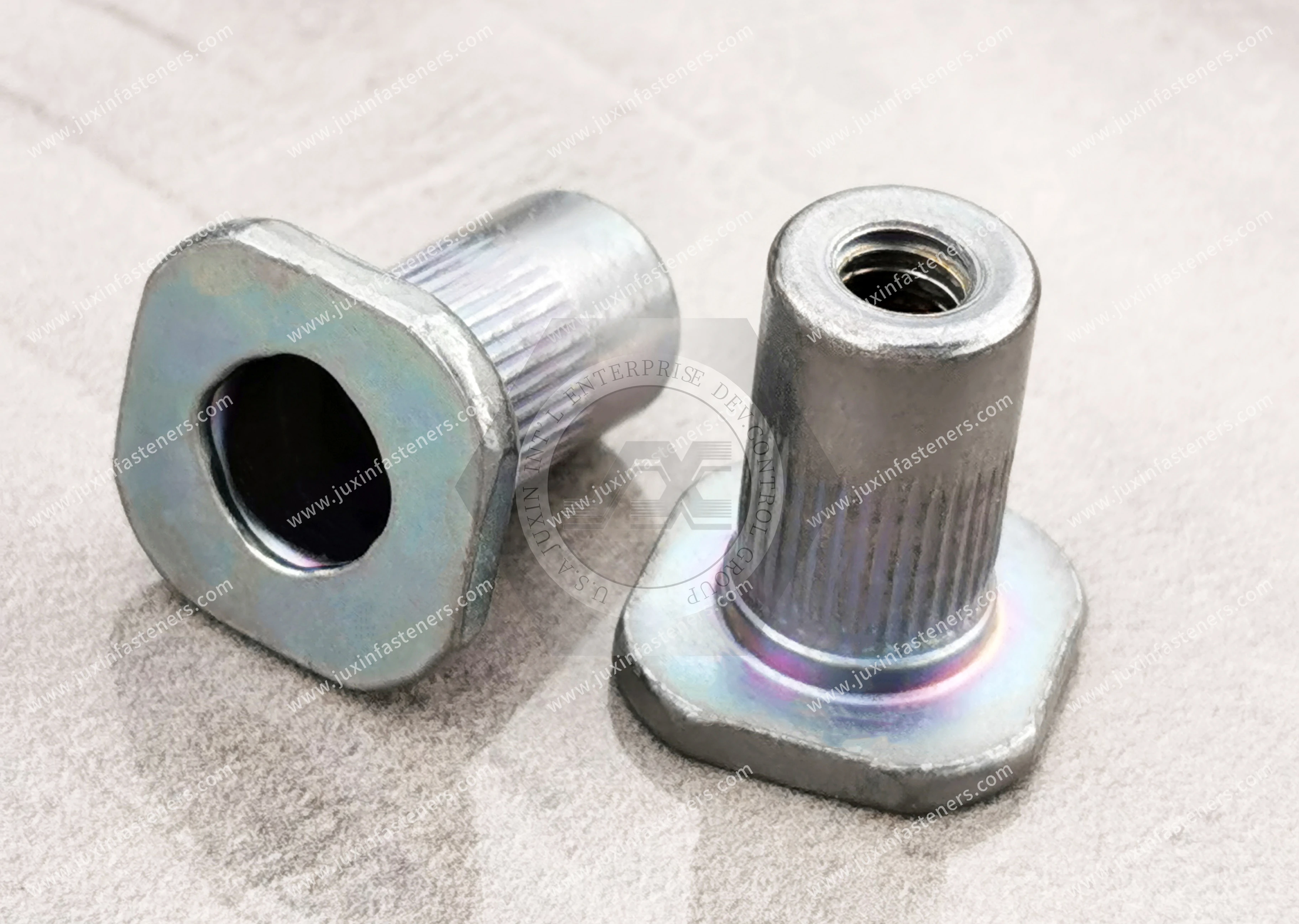 Tuerca remachable ciega, de acero, cabeza plana elevada, cuerpo moleteado, extremo abierto, recubrimiento de zinc-n&iacute;quel