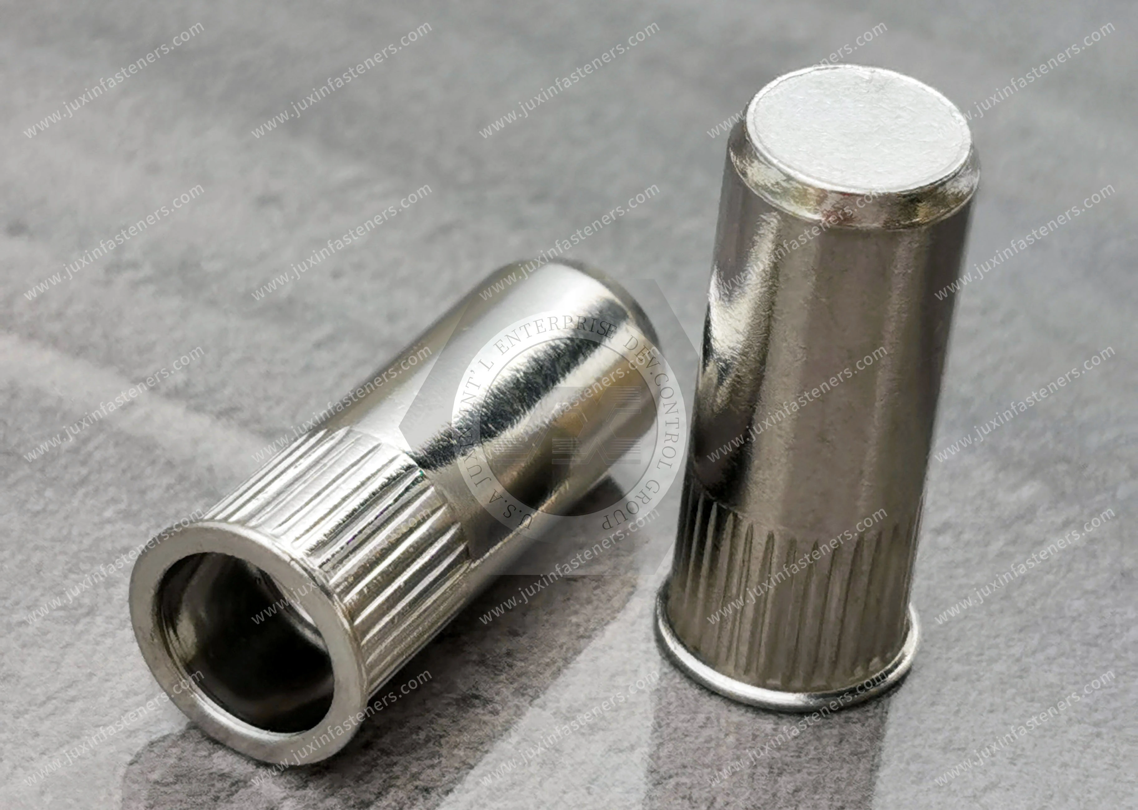 Tuerca remachable ciega de acero inoxidable, cabeza reducida, extremo cerrado, cuerpo cil&iacute;ndrico moleteado