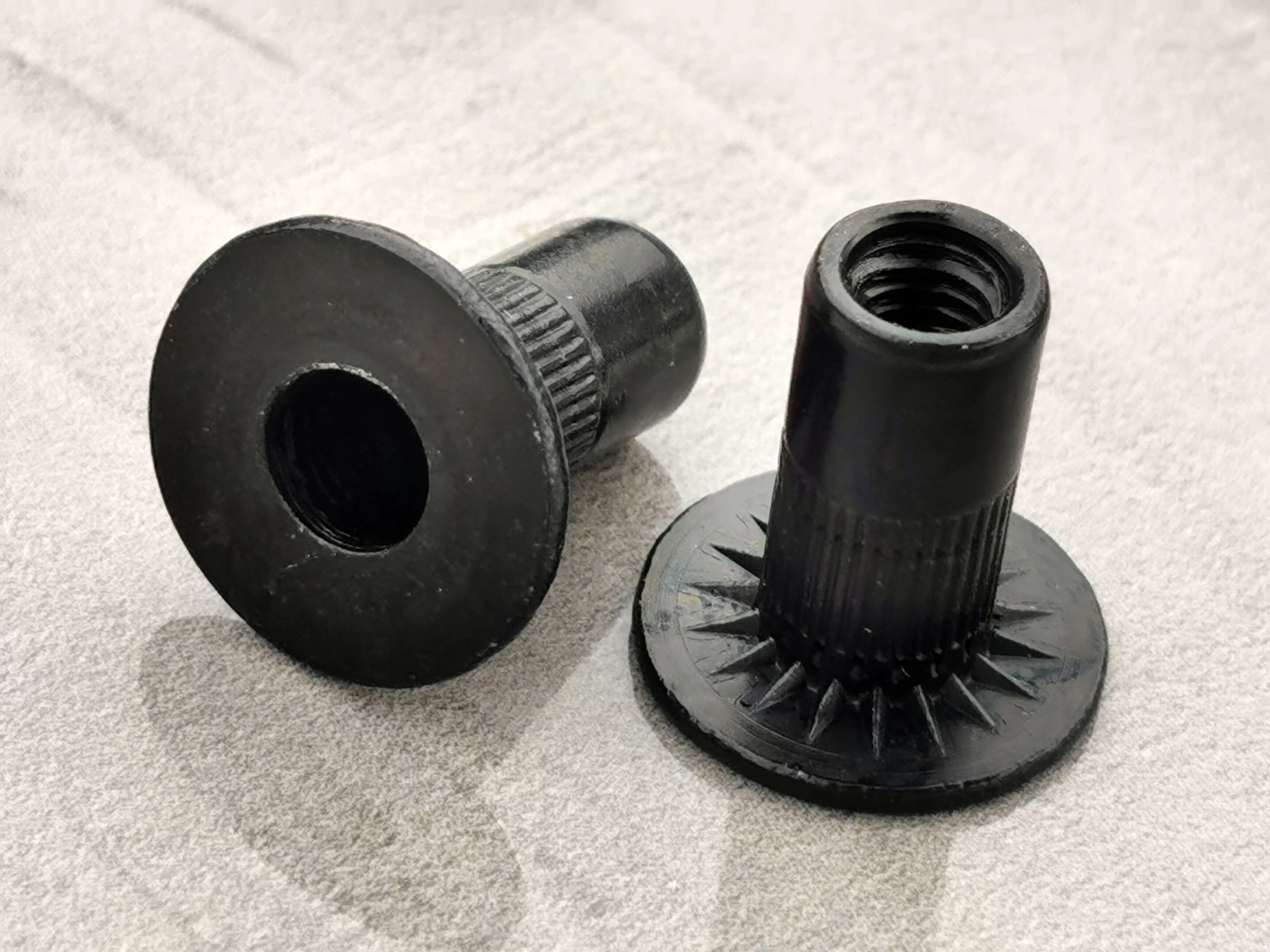 Tuerca remachable ciega, de acero, cabeza extragrande, cuerpo moleteado, extremo abierto, recubrimiento de zinc-n&iacute;quel negro