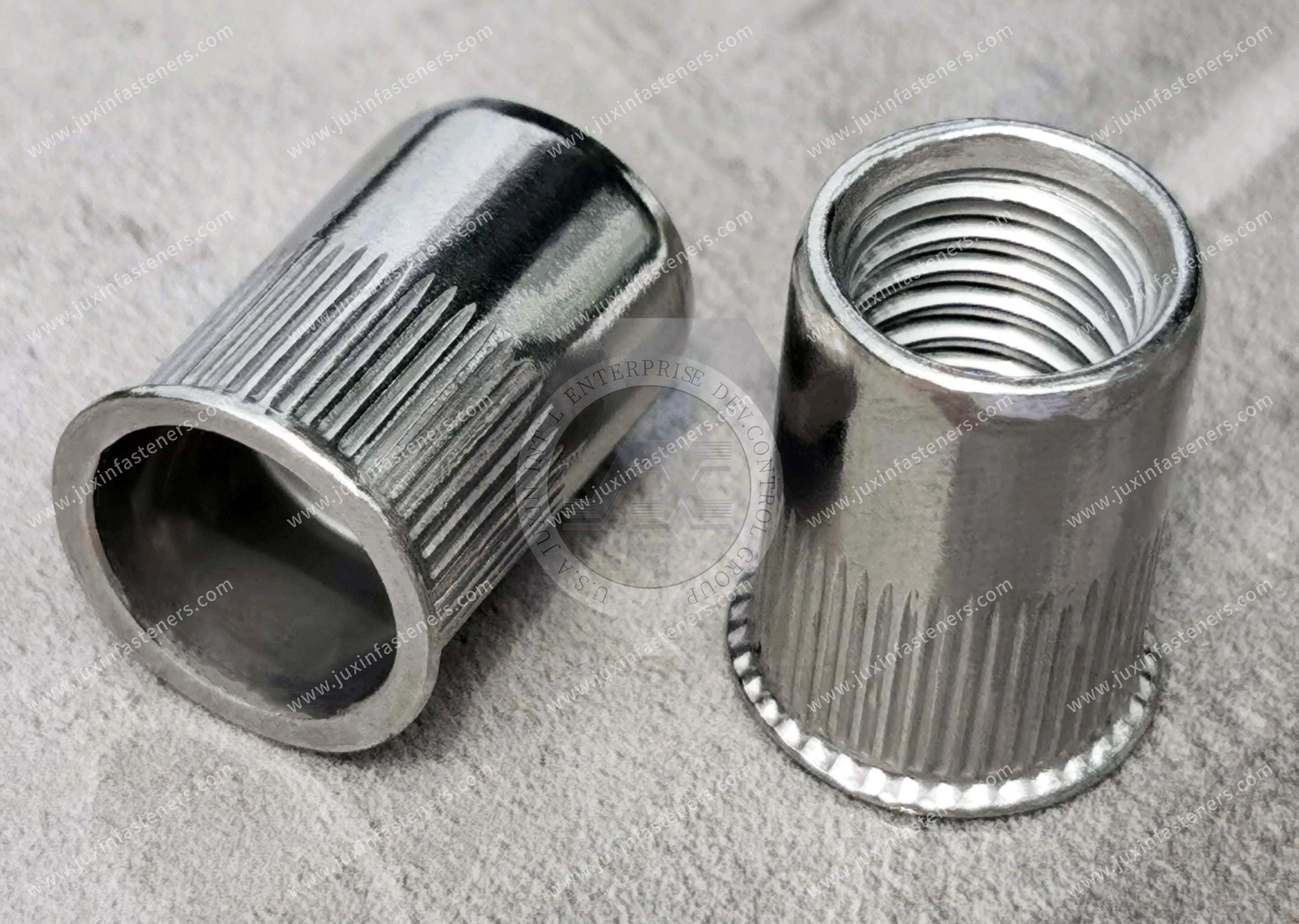 Tuerca remachable ciega de acero inoxidable, cabeza reducida, extremo abierto, cuerpo cil&iacute;ndrico moleteado, serrado radial bajo la brida