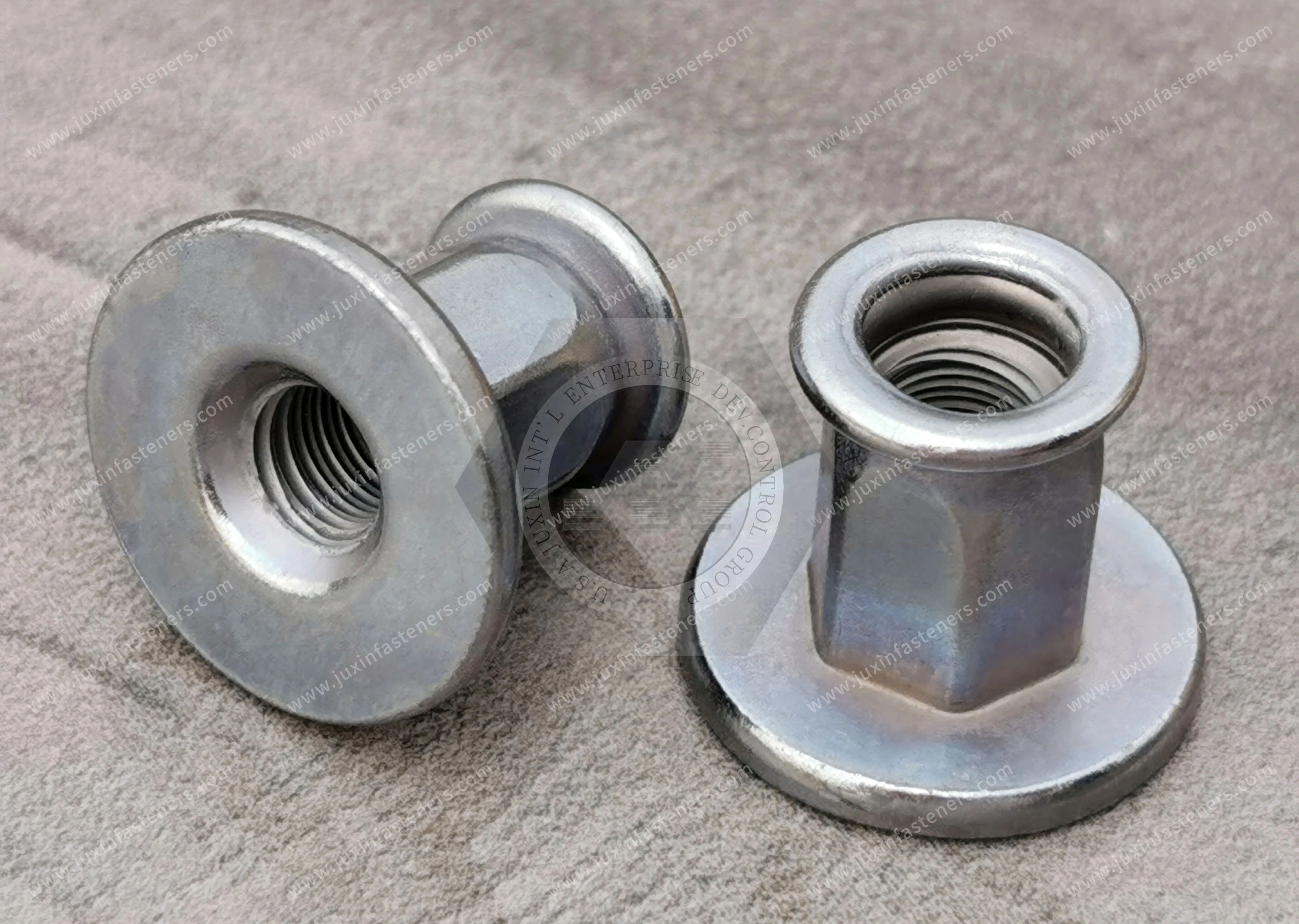 Tuerca remachable ciega, de acero, doble brida, recubrimiento de zinc-n&iacute;quel