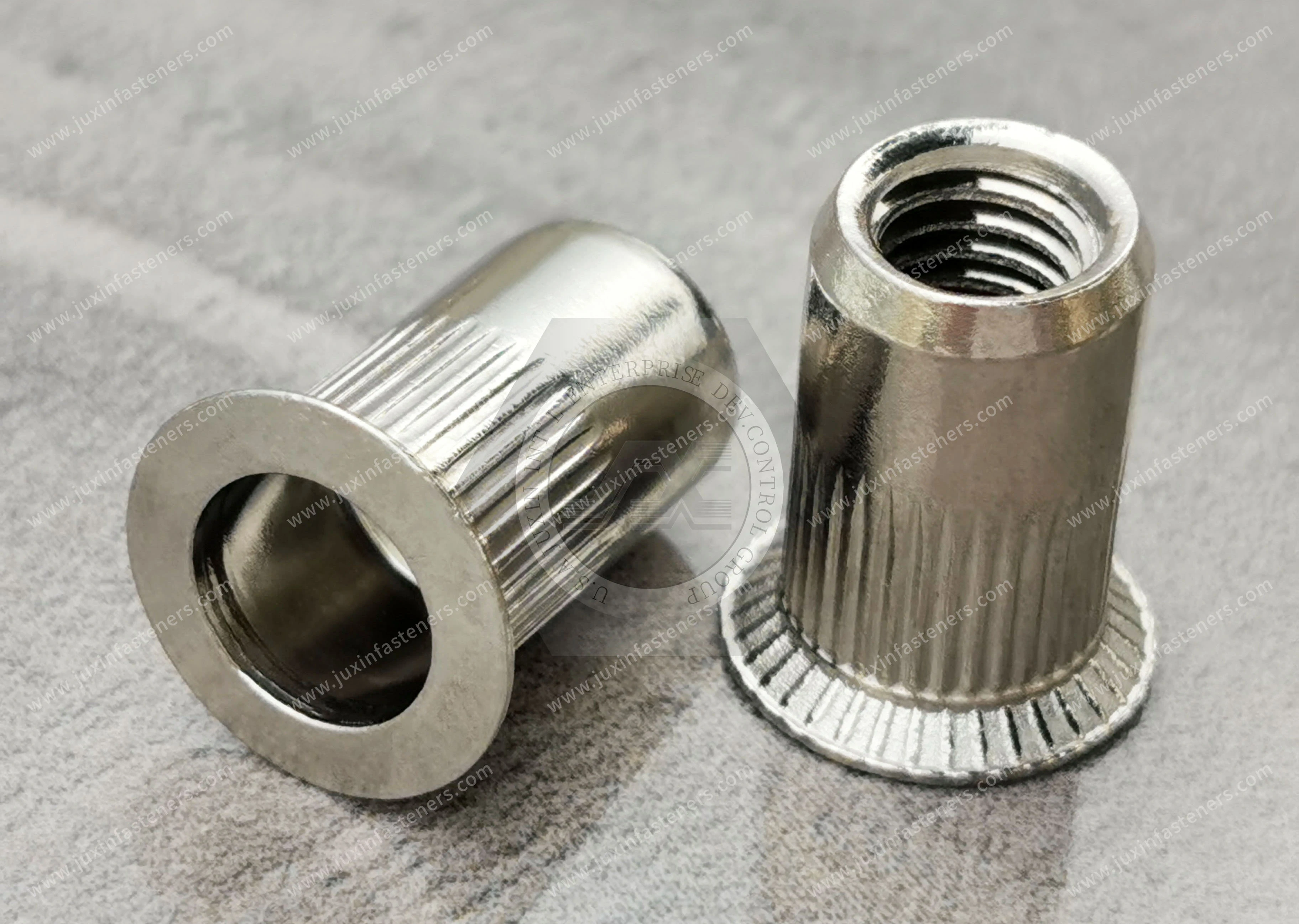 Tuerca remachable ciega de acero inoxidable, cabeza avellanada, extremo abierto, cuerpo cil&iacute;ndrico moleteado