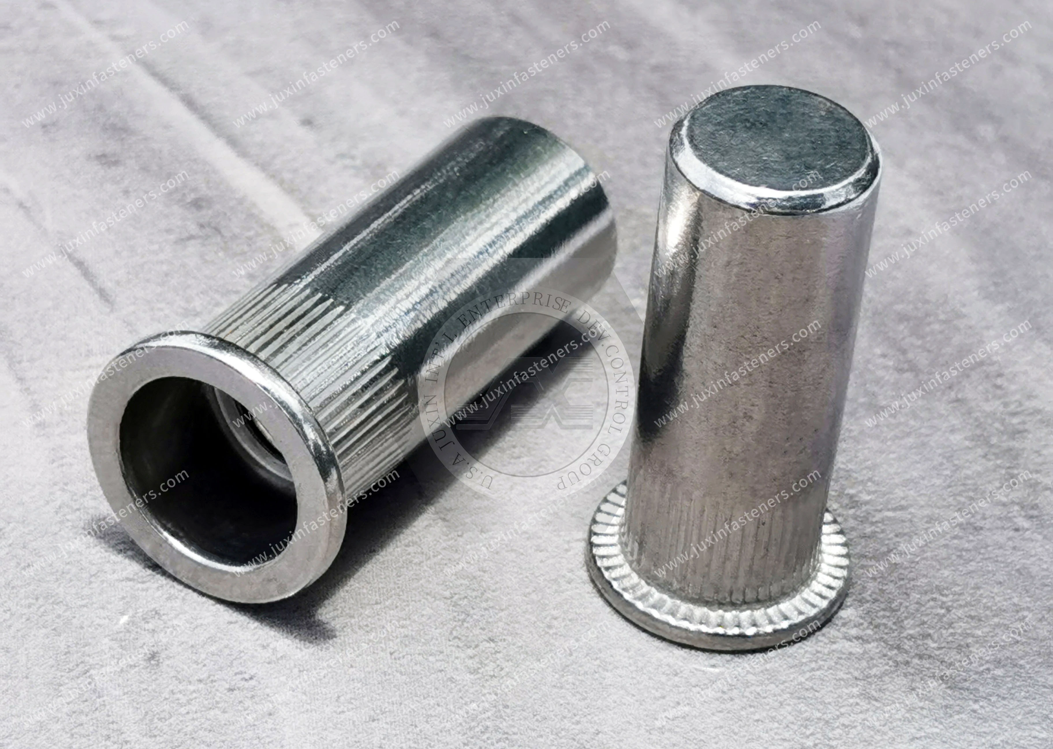 Tuerca remachable ciega de acero inoxidable, cabeza plana, extremo cerrado, cuerpo cil&iacute;ndrico moleteado, serrado radial bajo la brida