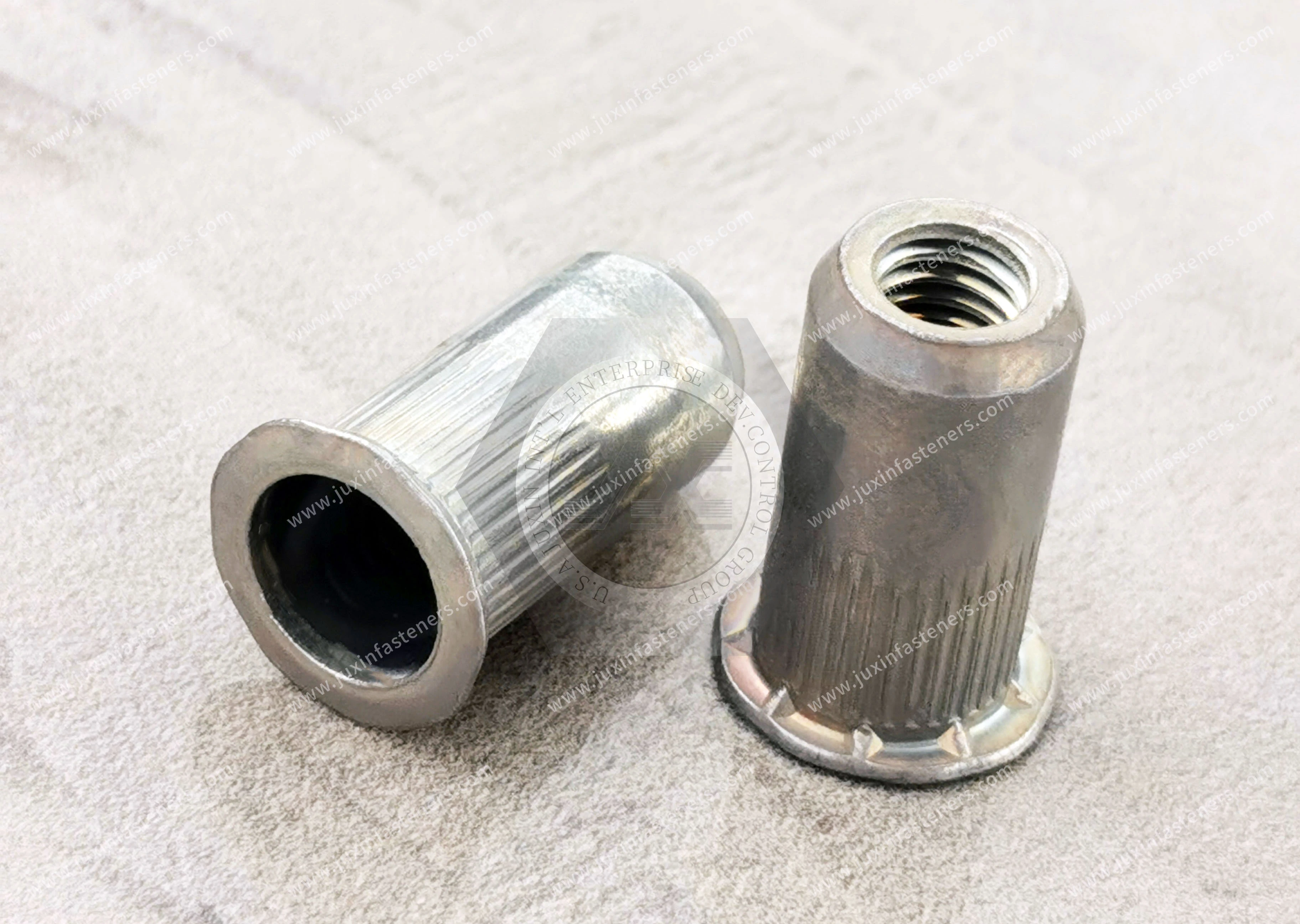 Tuerca remachable ciega, de acero, cabeza reducida, cuerpo moleteado, extremo abierto, recubrimiento de zinc-n&iacute;quel