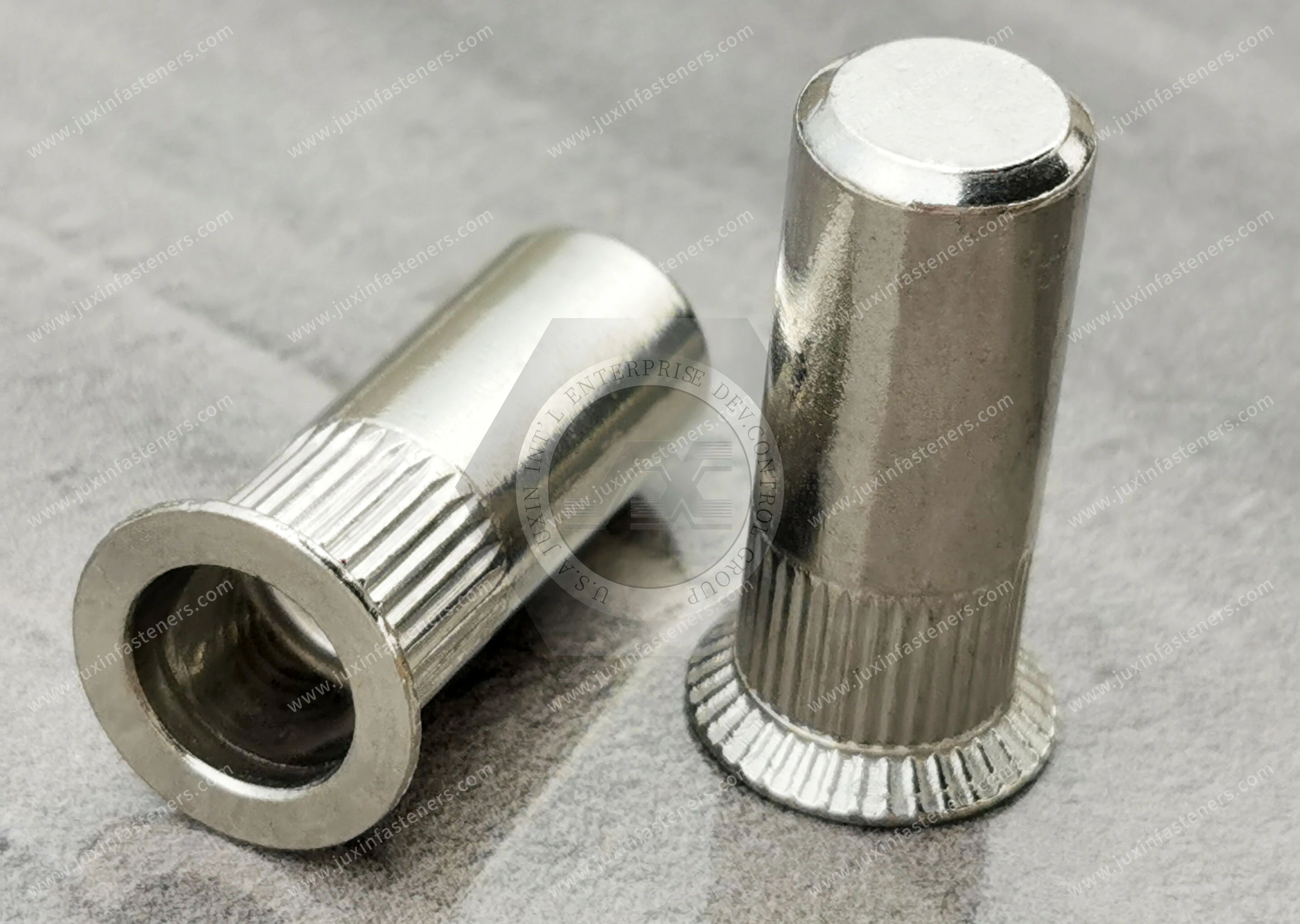 Tuerca remachable ciega de acero inoxidable, cabeza avellanada, extremo cerrado, cuerpo cil&iacute;ndrico moleteado