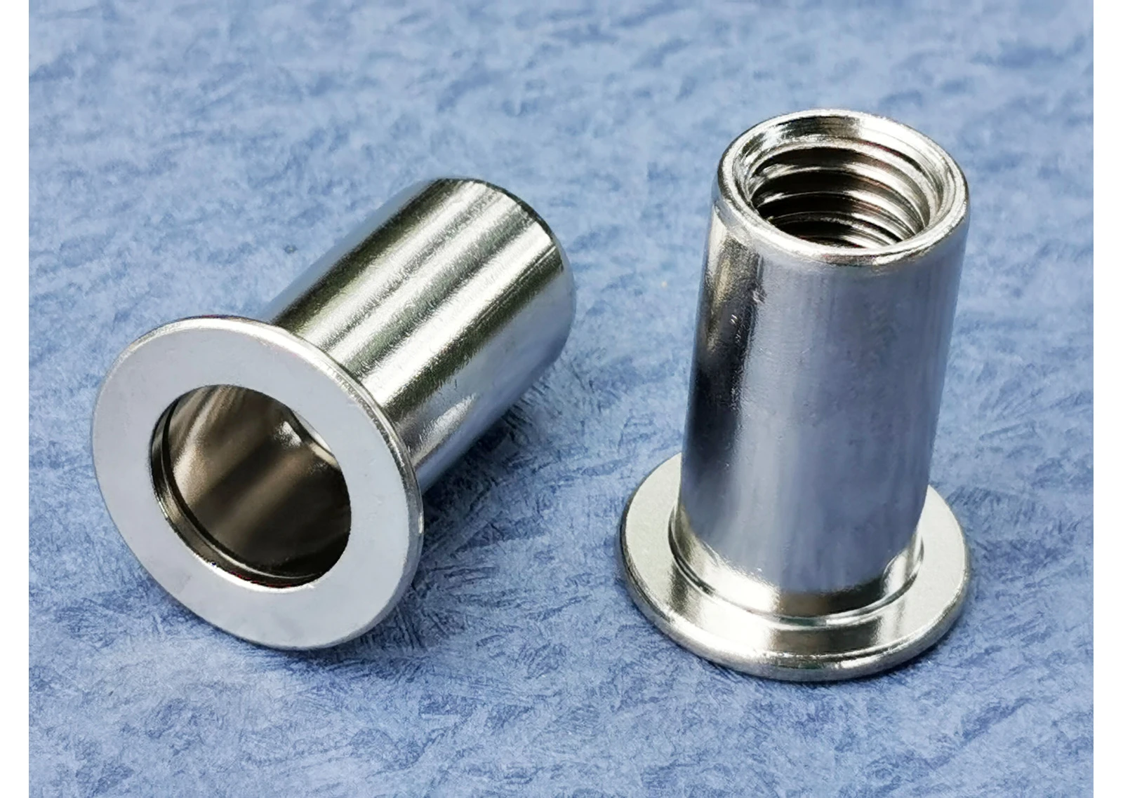 Tuerca remachable ciega de acero inoxidable, cabeza plana, extremo abierto, cuerpo cil&iacute;ndrico liso