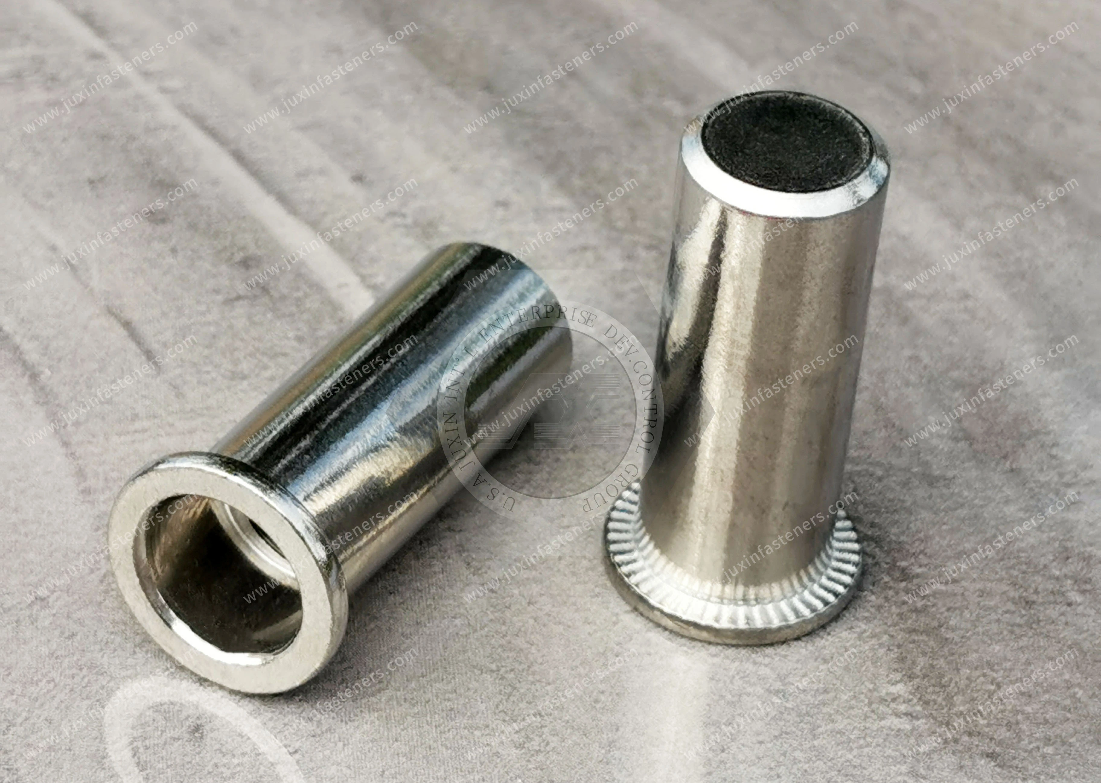 Tuerca remachable ciega de acero inoxidable, cabeza plana, extremo cerrado, cuerpo cil&iacute;ndrico liso