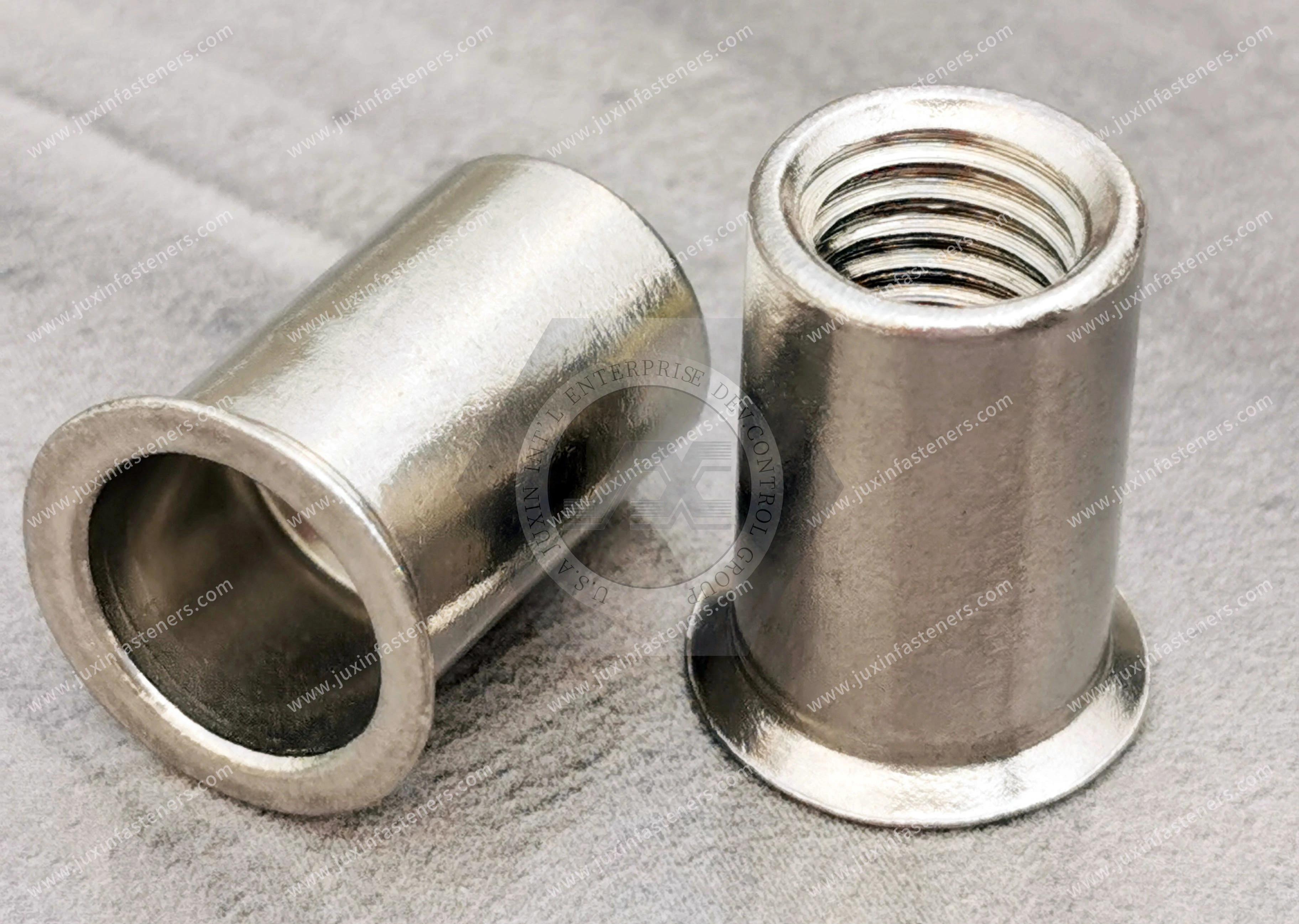 Tuerca remachable ciega de acero inoxidable, cabeza avellanada, extremo abierto, cuerpo cil&iacute;ndrico liso