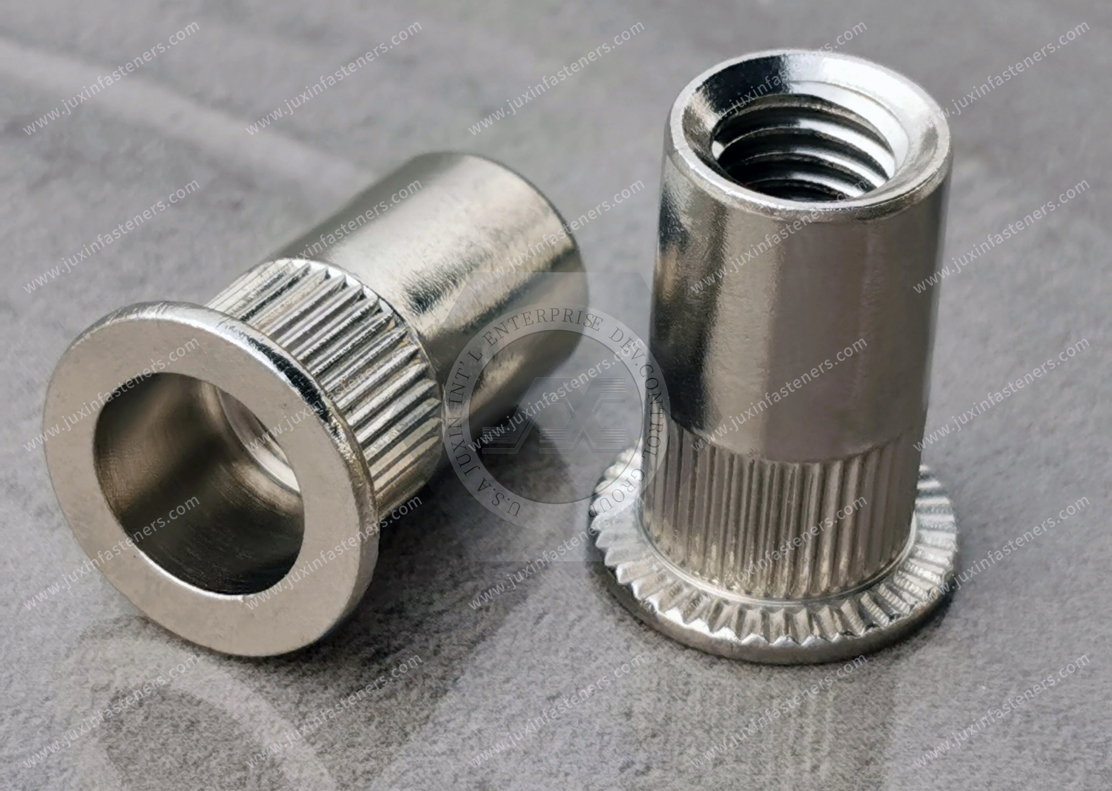 Tuerca remachable ciega de acero inoxidable, cabeza plana, extremo abierto, cuerpo cil&iacute;ndrico moleteado