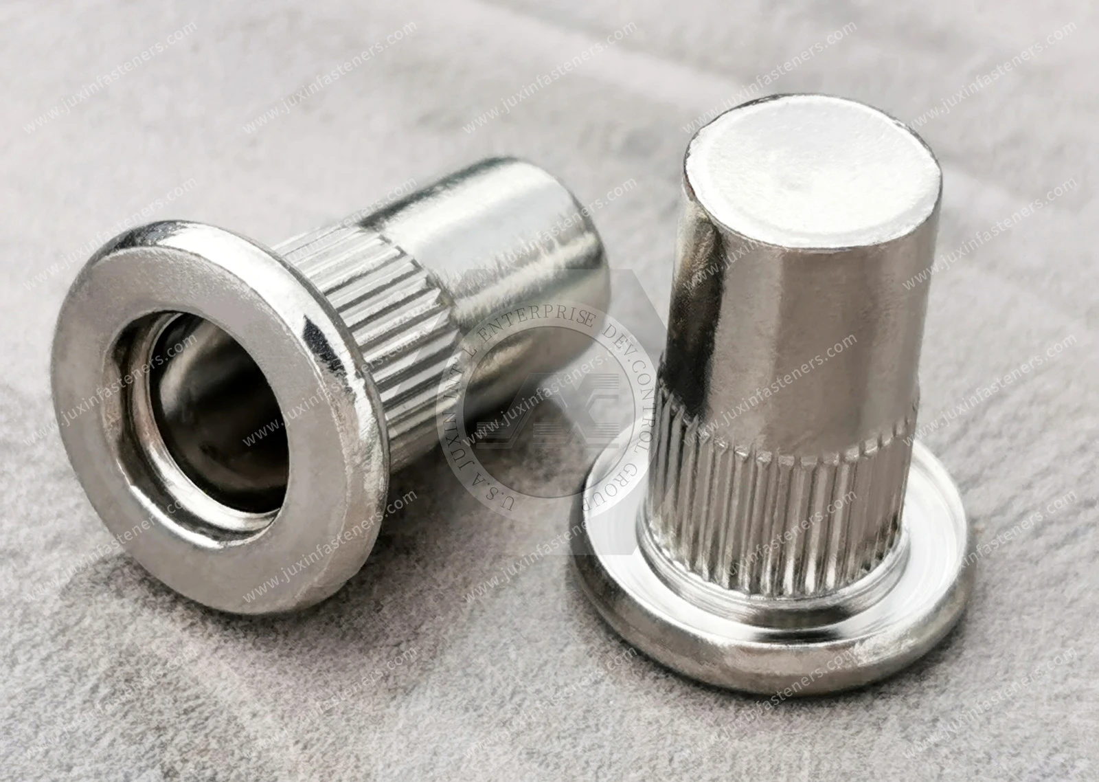 Tuerca remachable ciega de acero inoxidable, cabeza plana elevada, extremo cerrado, cuerpo cil&iacute;ndrico moleteado
