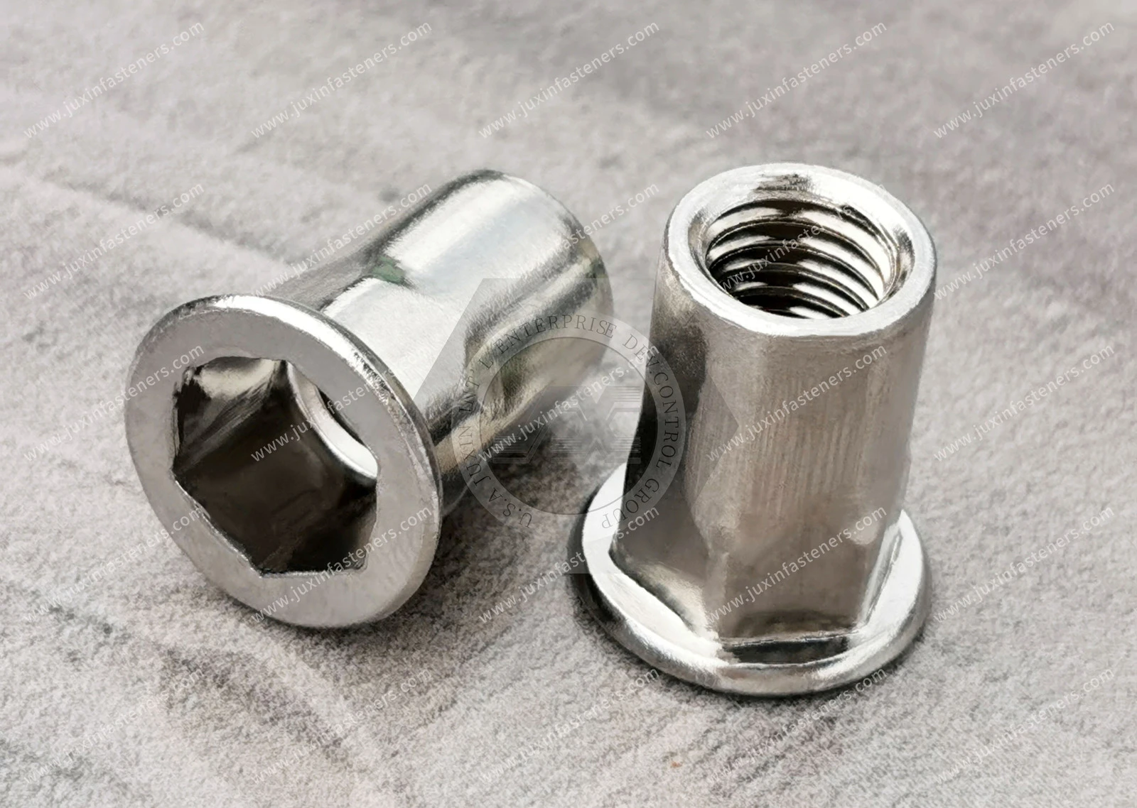 Tuerca remachable ciega de acero inoxidable, cabeza plana, extremo abierto, cuerpo semiexagonal