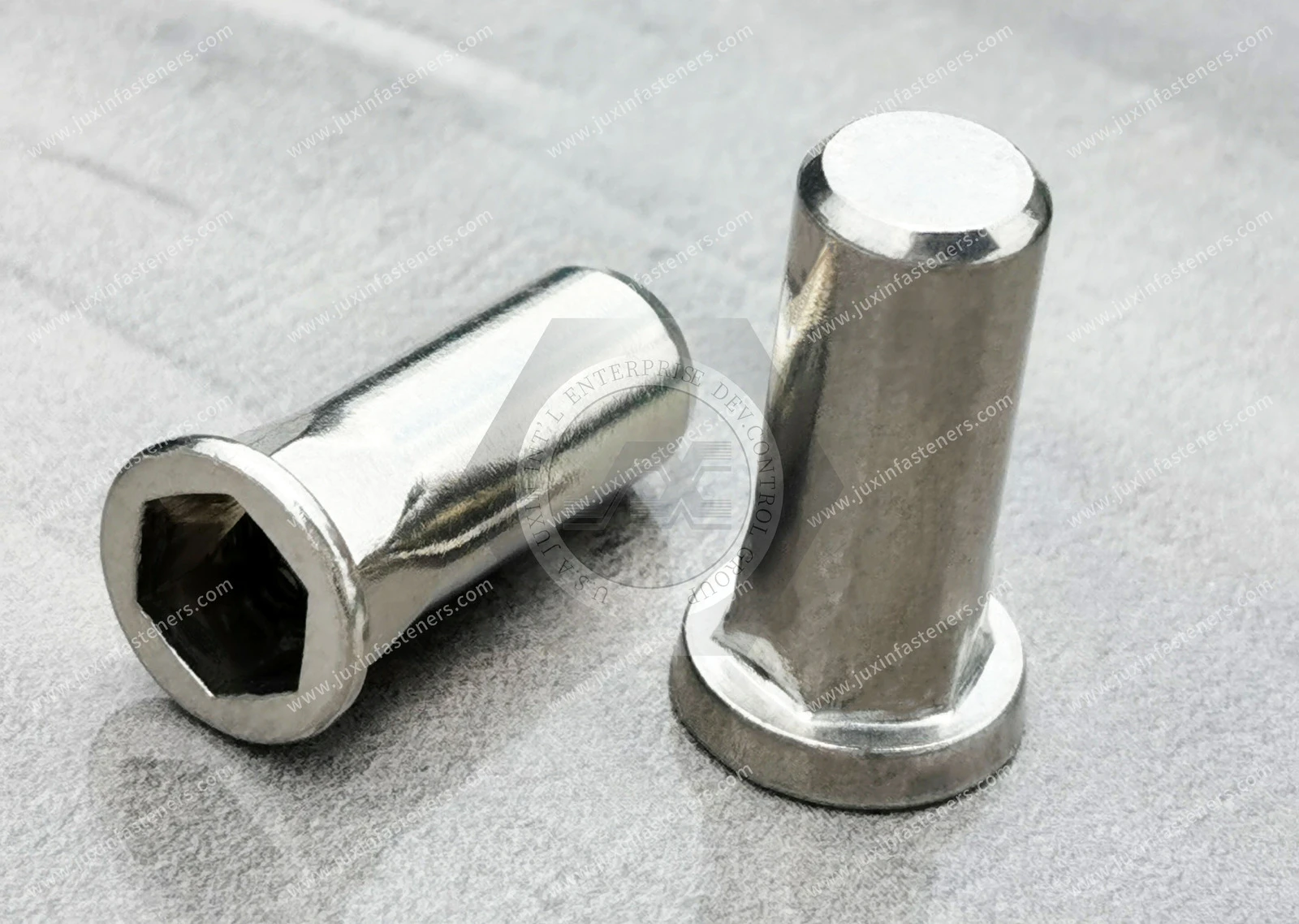 Tuerca remachable ciega de acero inoxidable, cabeza plana elevada, extremo cerrado, cuerpo semiexagonal