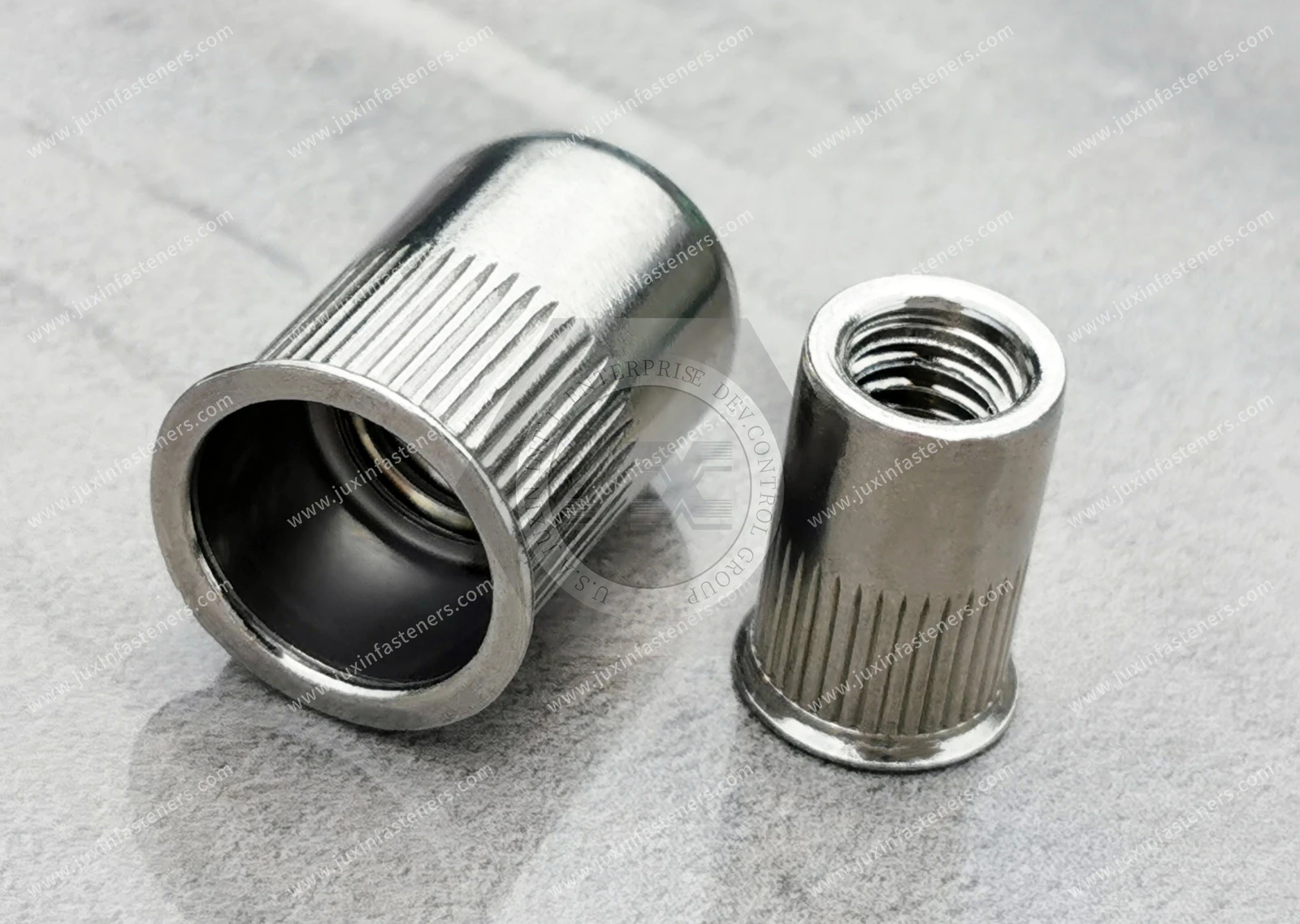 Tuerca remachable ciega de acero inoxidable, cabeza reducida, extremo abierto, cuerpo cil&iacute;ndrico moleteado