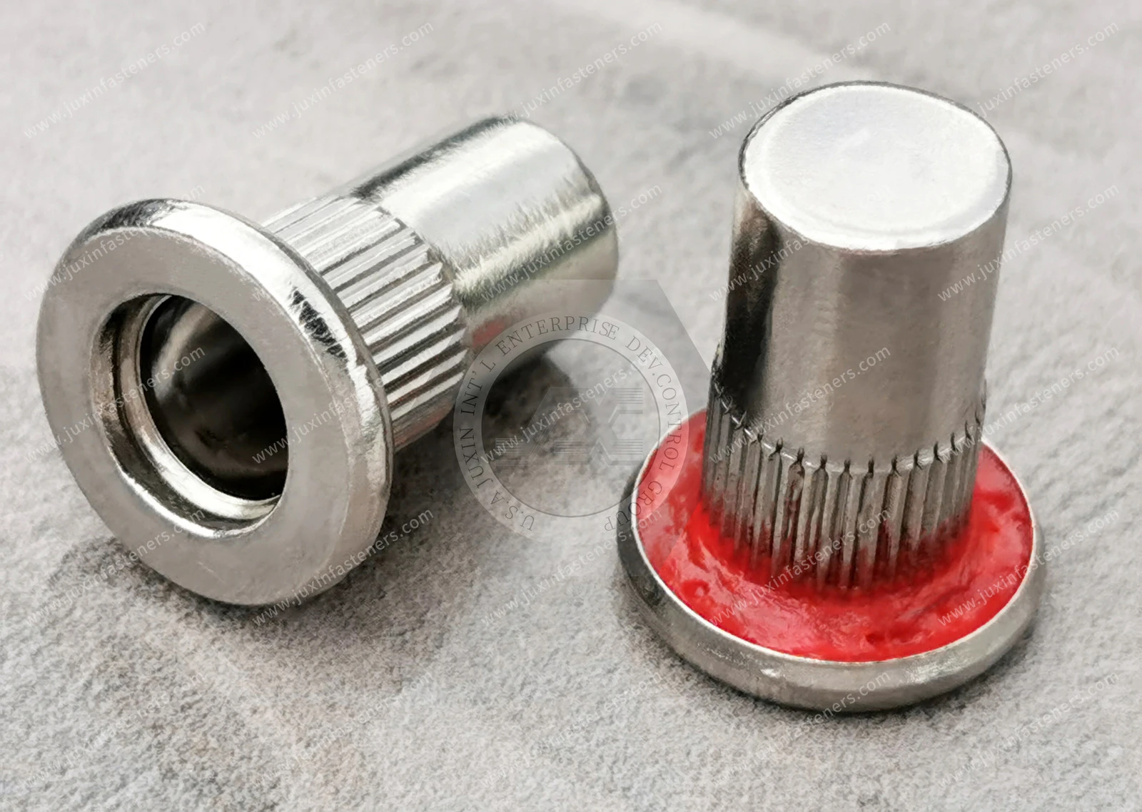Tuerca remachable ciega de acero inoxidable, cabeza plana elevada, extremo cerrado, cuerpo cil&iacute;ndrico moleteado, versi&oacute;n sellada