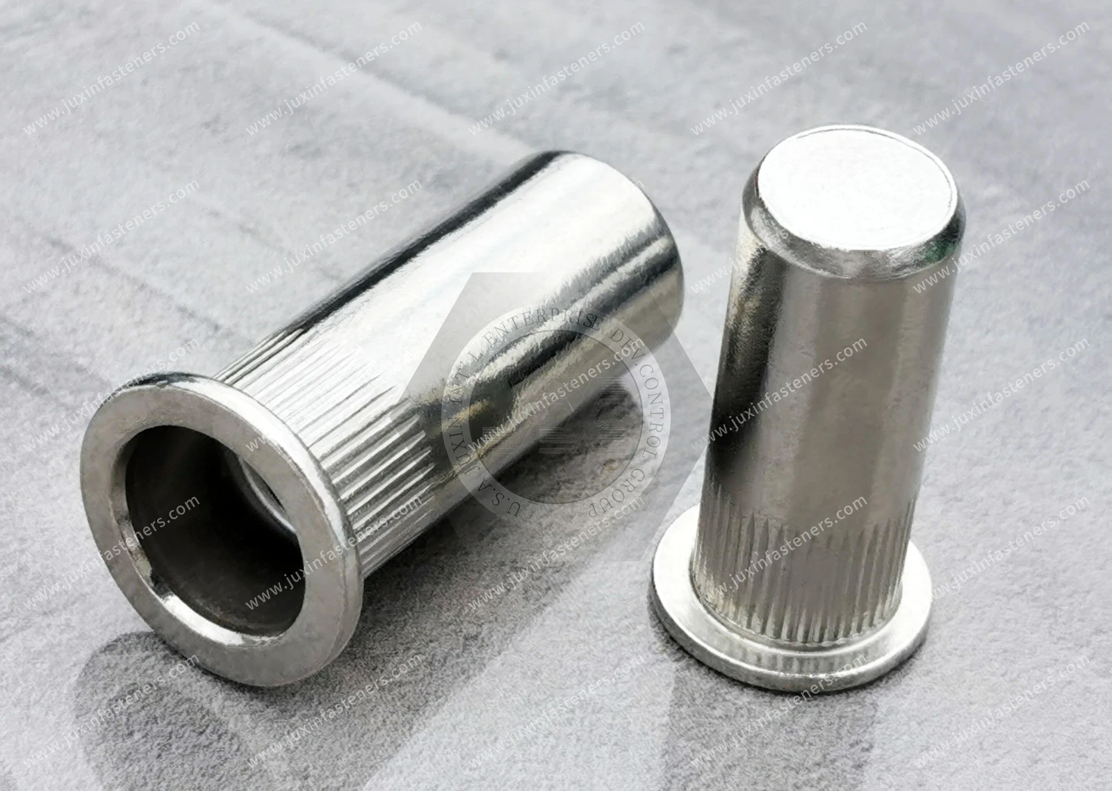 Tuerca remachable ciega de acero inoxidable, cabeza plana, extremo cerrado, cuerpo cil&iacute;ndrico moleteado