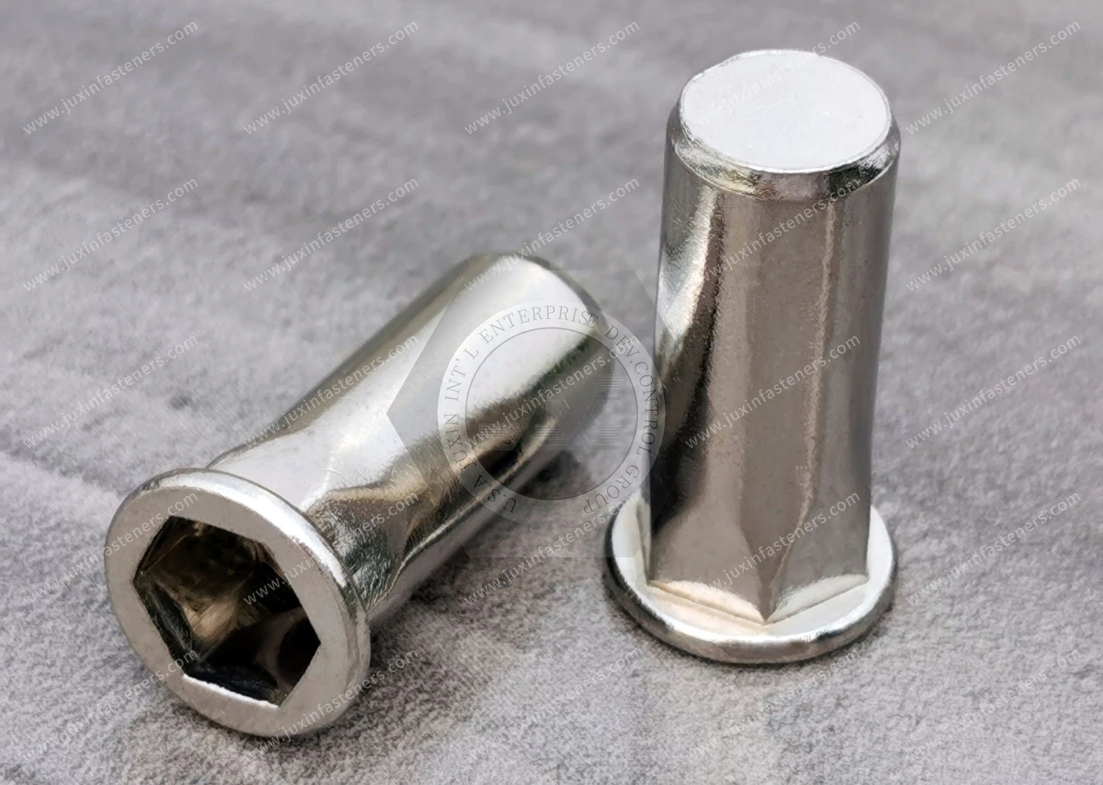 Tuerca remachable ciega de acero inoxidable, cabeza plana, extremo cerrado, cuerpo semiexagonal