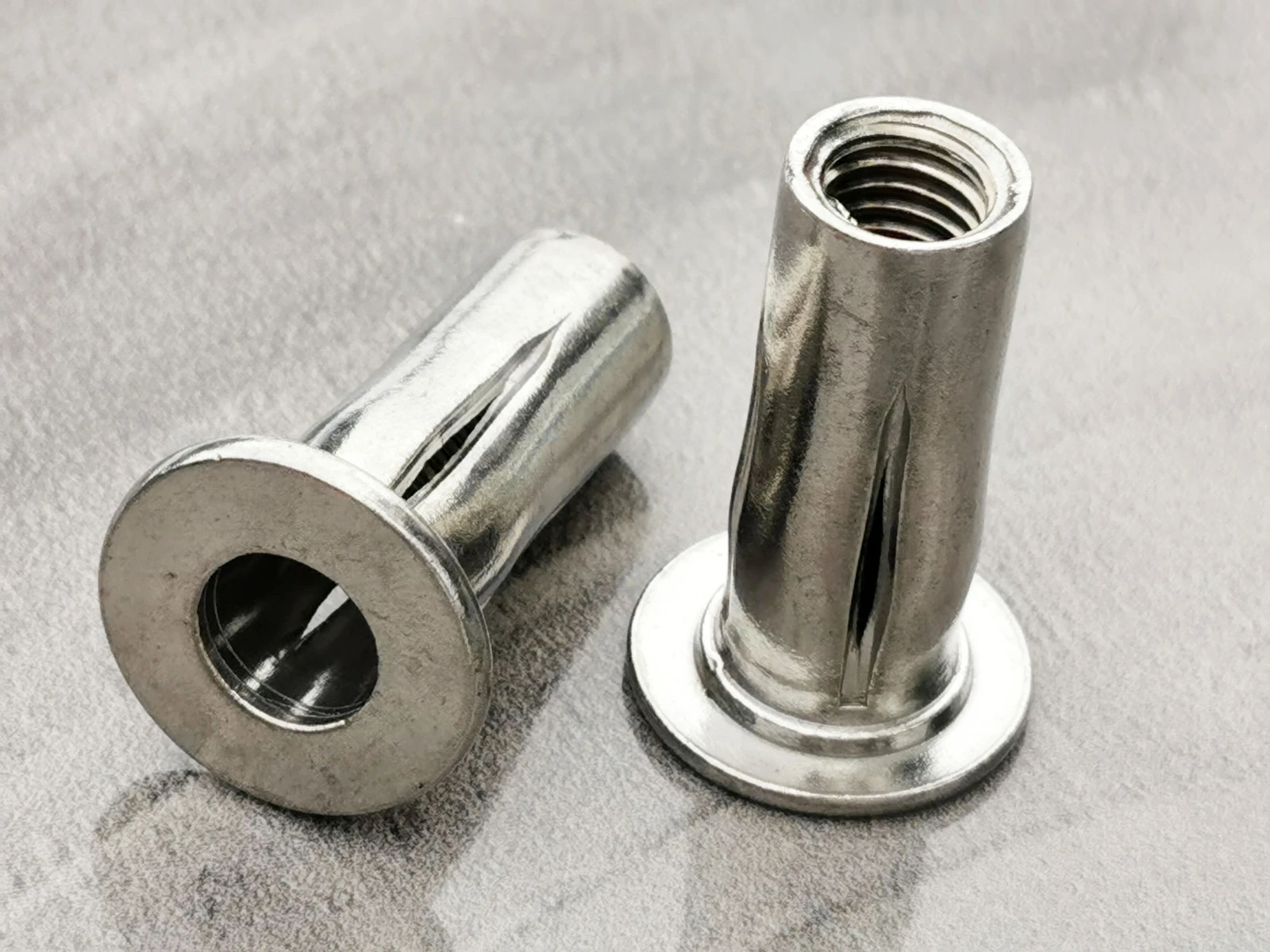Tuerca remachable ciega de acero inoxidable, cabeza plana, extremo abierto, cuerpo ranurado