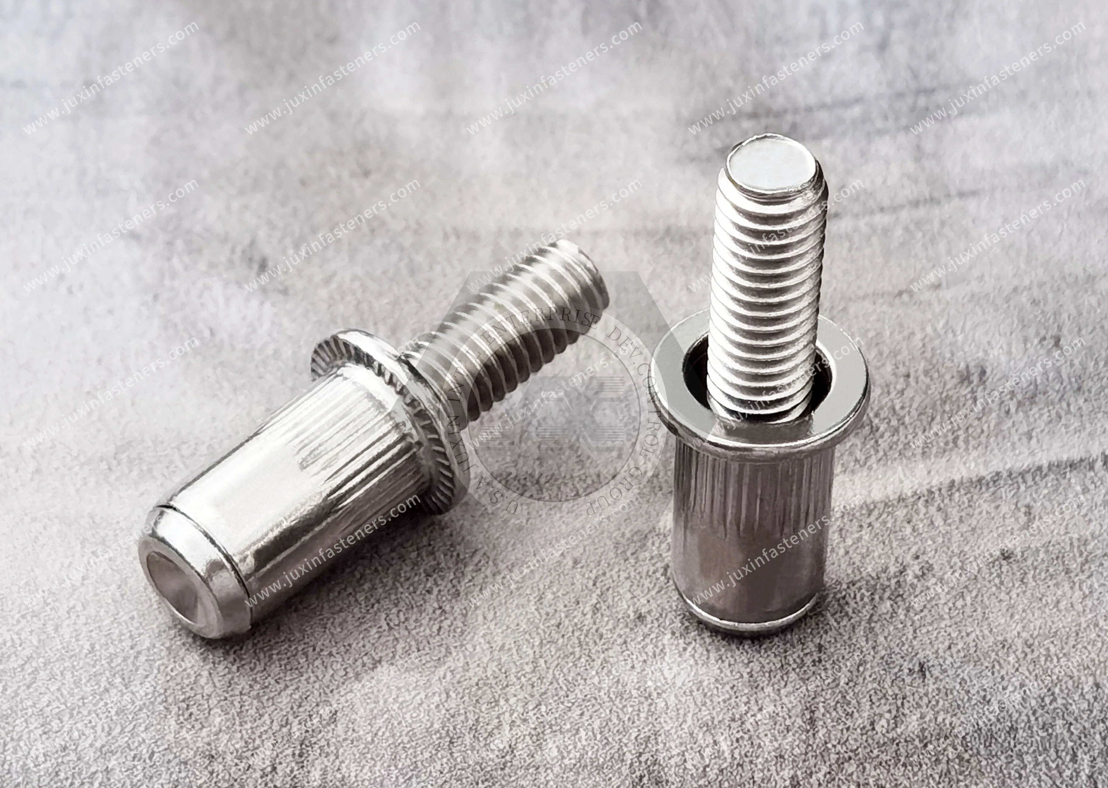 Esp&aacute;rrago remachable ciego de acero inoxidable con cabeza plana y cuerpo moleteado
