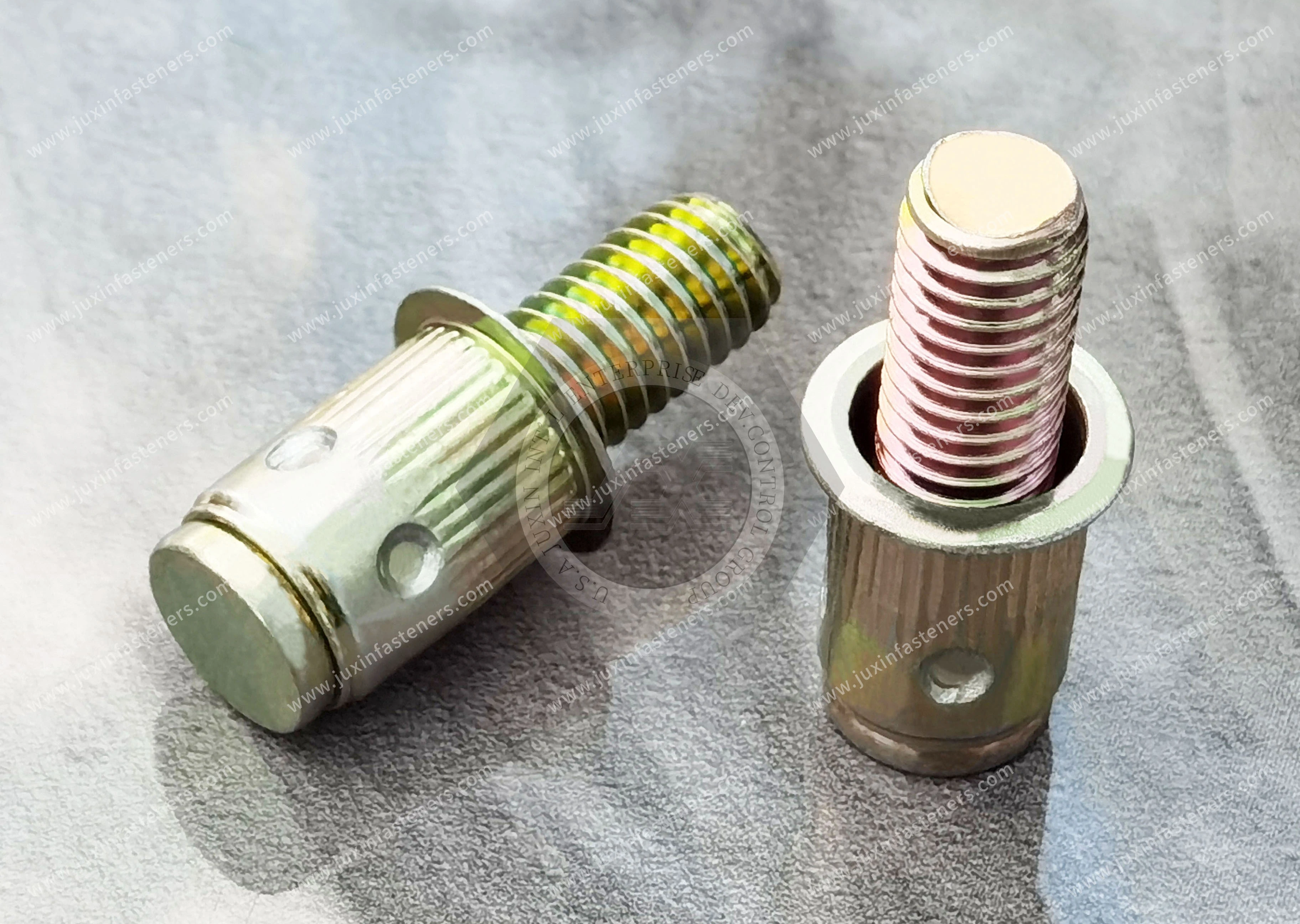 Esp&aacute;rrago remachable ciego de cabeza plana y cuerpo moleteado con cincado amarillo